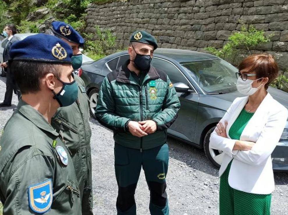 La directora general de la Guardia Civil, María Gámez, con responsables del Servicio de Montaña en Jaca.