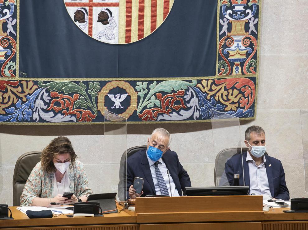 María del Mar Rodrigo, Javier Sada y Ramiro Domínguez, este martes, en el pleno de las Cortes.