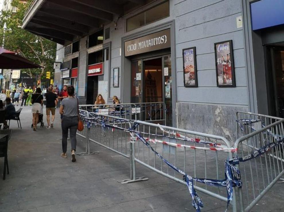 Zona vallada en la avenida de Goya con esquina Fernando el Católico tras el desprendimiento.