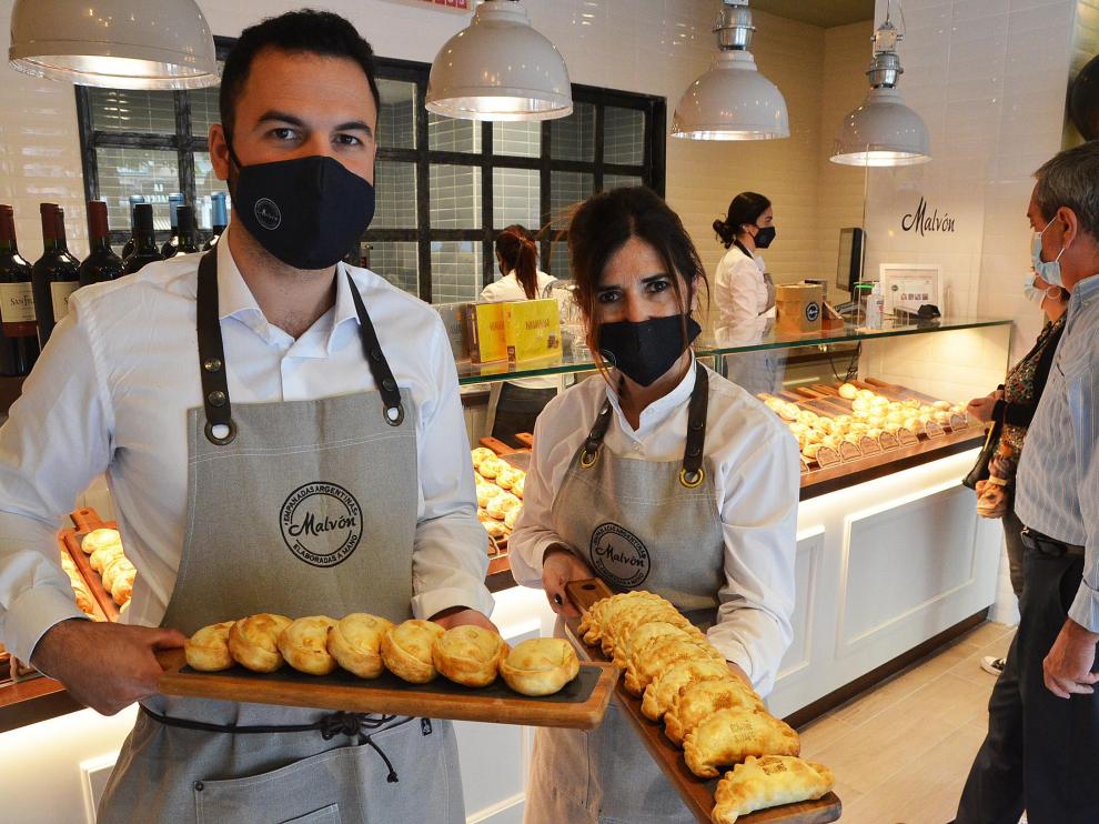 Carlos Delgado y Fabiana López, con algunas de las empanadas que ofrecen en Malvón.
