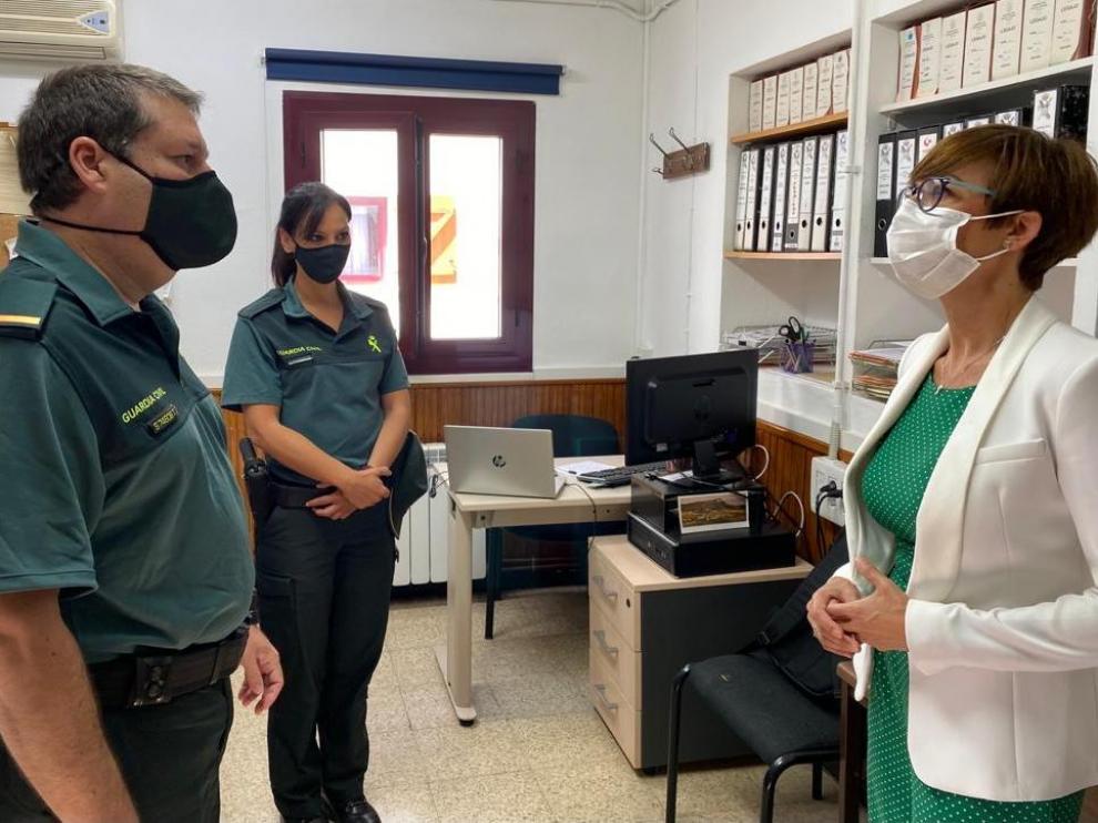 María Gámez durante su visita este martes al Servicio de Montaña de Jaca.