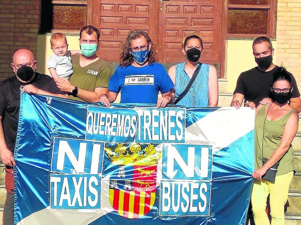 Vecinos de Grañén ya se concentraron este miércoles a las puertas del ayuntamiento para rechazar el recorte de trenes.