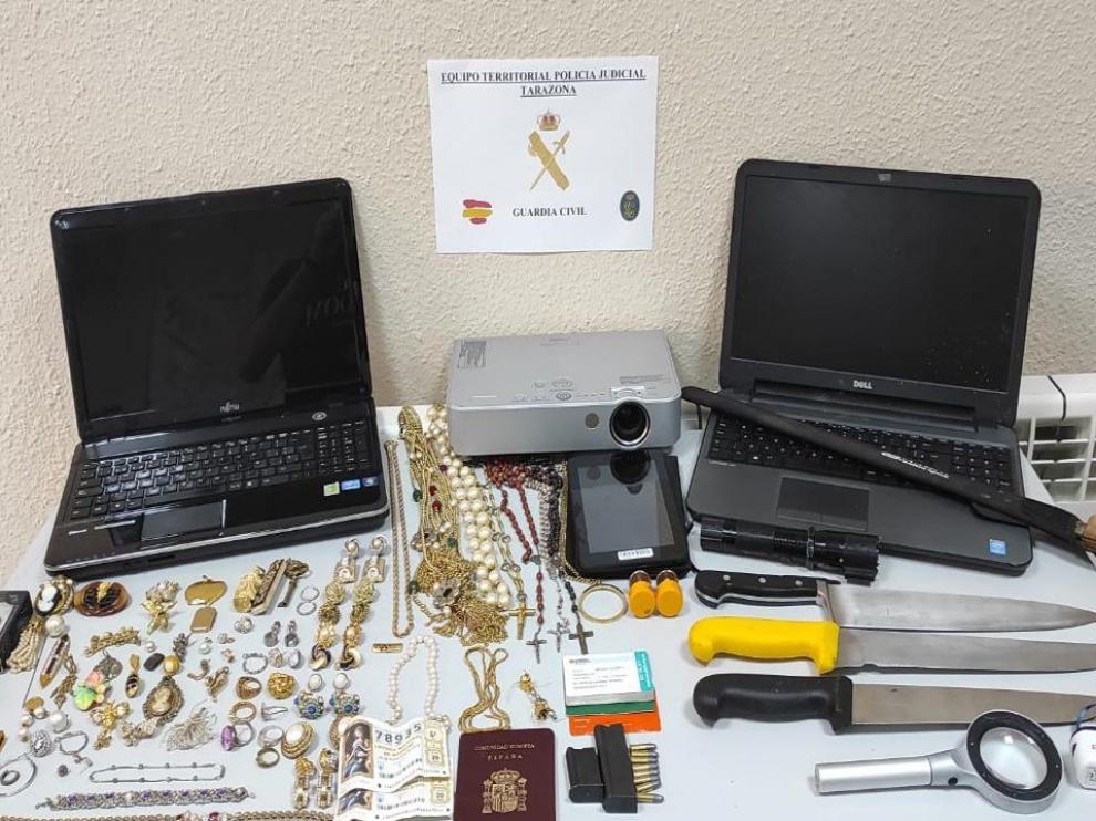 Artículos robados hallados en casa del detenido.