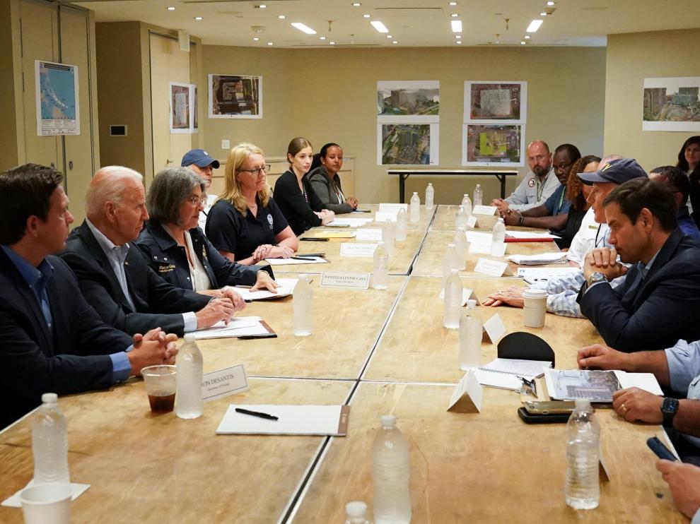 Biden (i), en la reunión con autoridades y jefes de las operaciones de búsqueda y rescate