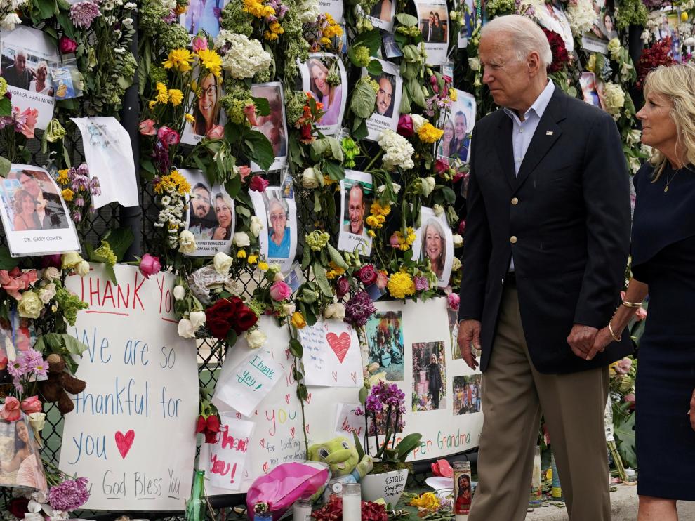 Biden y su esposa visitan el memorial por las víctimas del derrumbe de Miami.