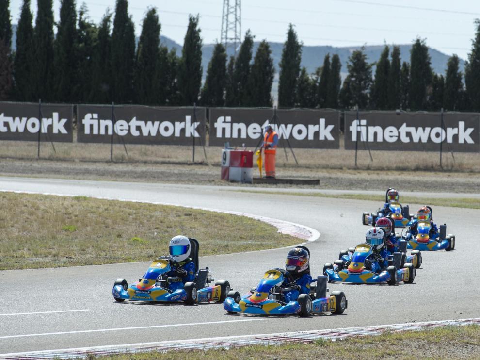 Entrenamiento del Nacional del kartíng en el Circuito Internacional de Zuera