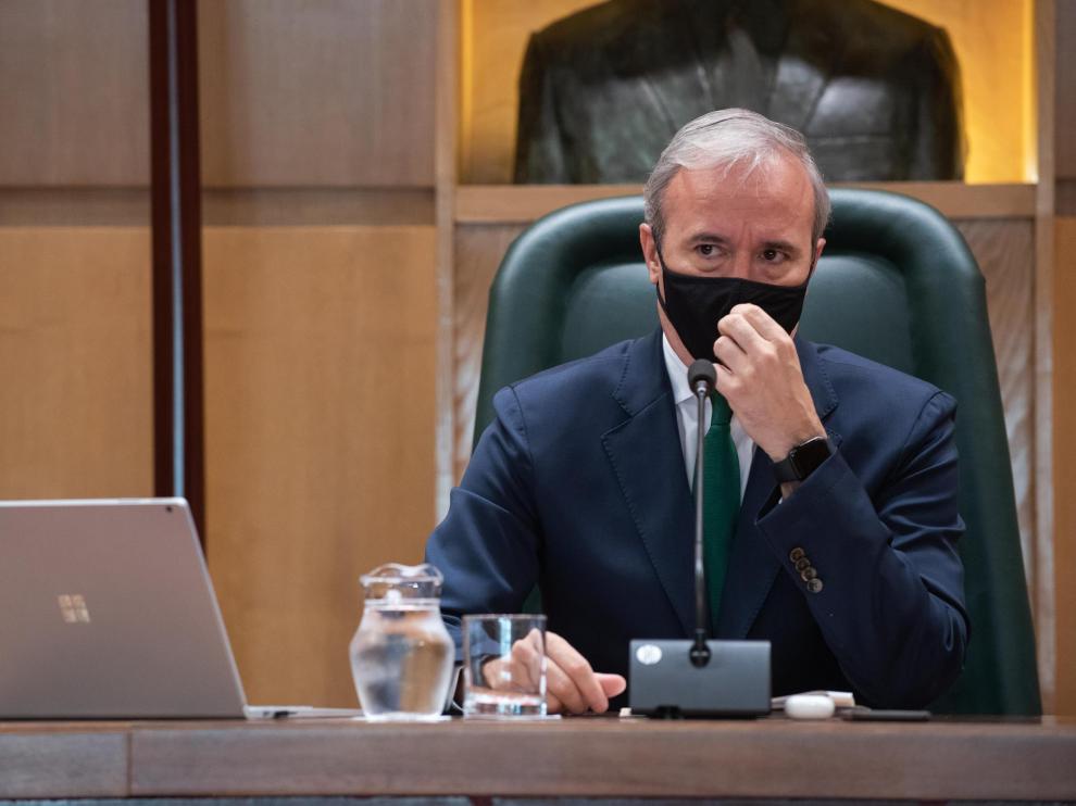 El alcalde de Zaragoza, Jorge Azcón, en el pleno de este viernes.