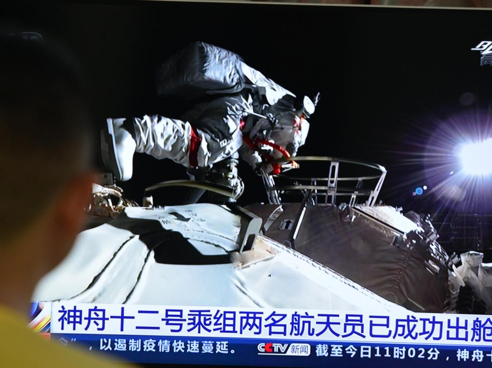 Momento en el que uno de los astronautas chinos sale al espacio.