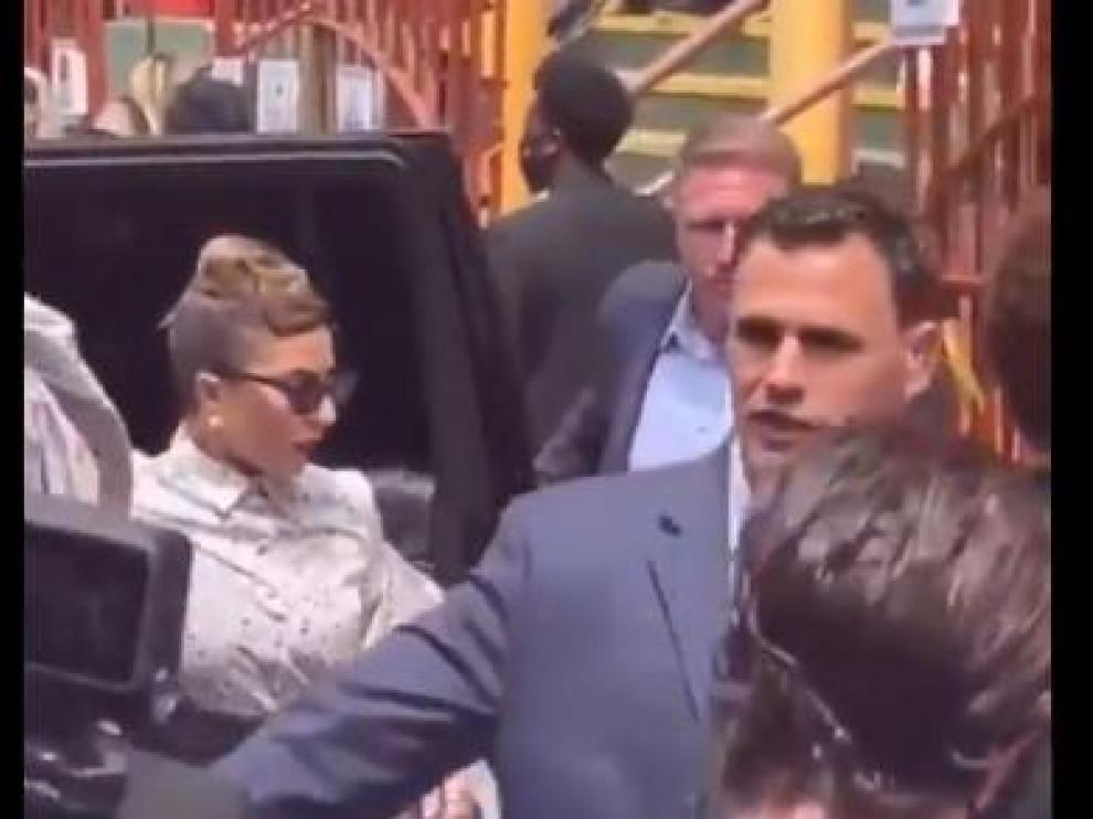 Momento en el que Lady Gaga llega a la sinagoga del oscense Ángel Orensanz en Nueva York, el pasado viernes.