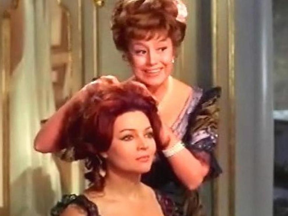 Carmen Bernardos, junto a Sara Montiel.