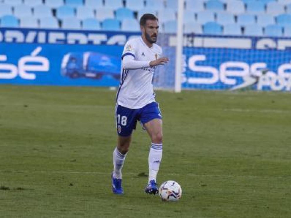 Atienza conduce la pelota.