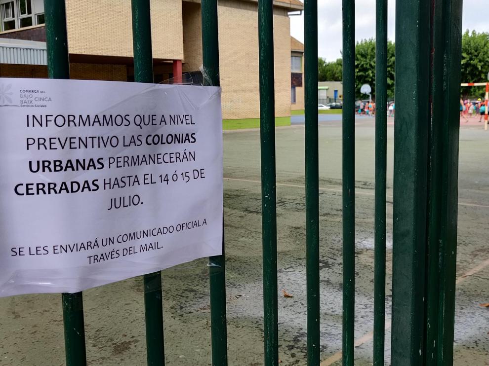 Cartel colocado en la entrada del colegio para informar a las familias.