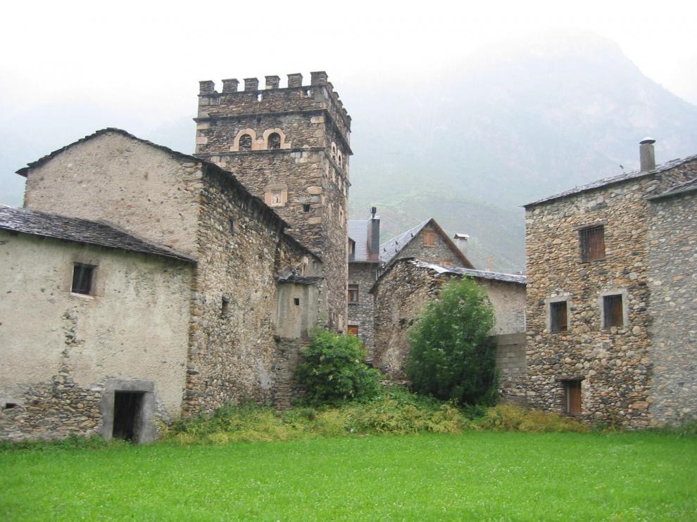 Casa Juste destaca por su torre defensiva.