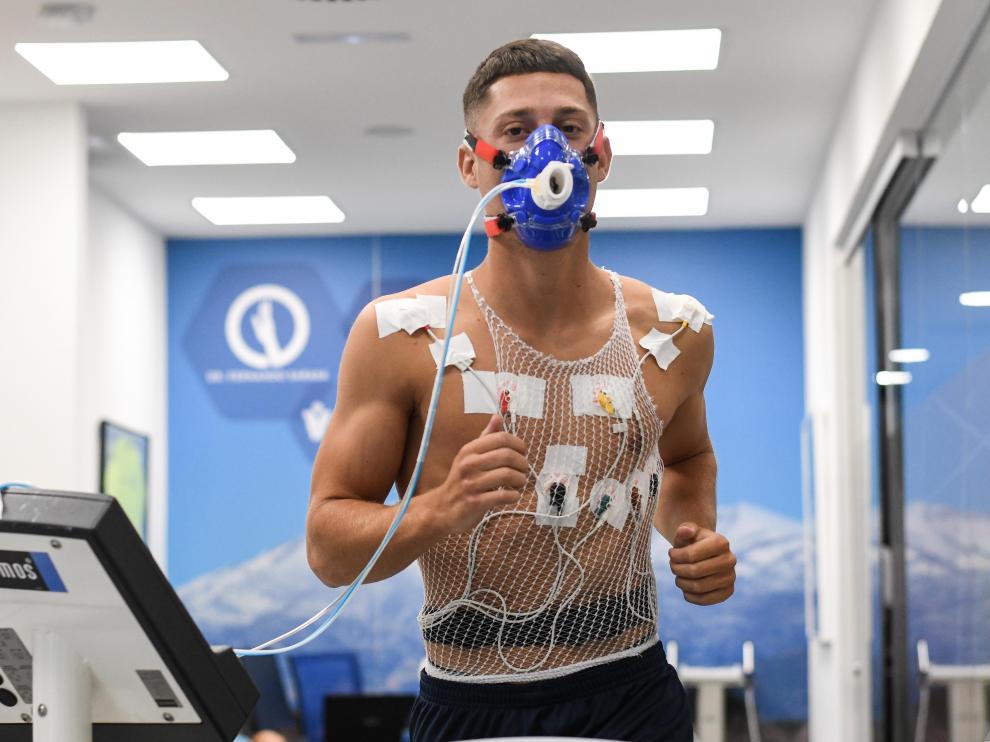 Enzo Lombardo, nuevo jugador de la SD Huesca, durante el reconocimiento médico.