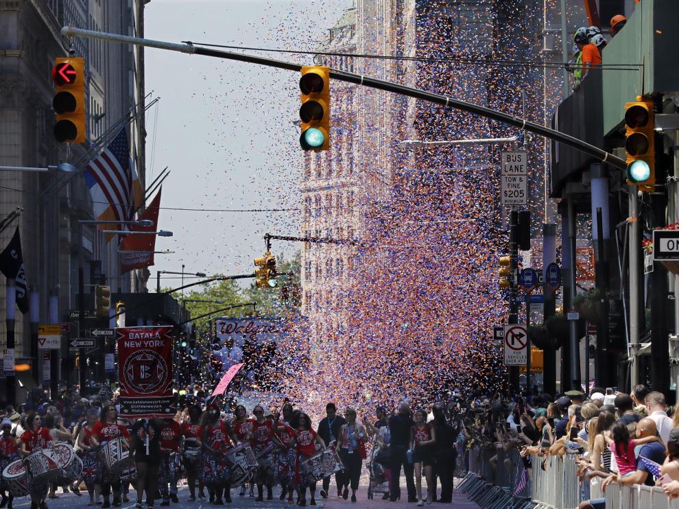People gather for the Hometown Heroes ticker tape parade, to honor essential workers for their work during the outbreak of the coronavirus disease (COVID-19), up New York Citys Canyon of Heroes in lower Manhattan in New York City, New York, U.S., July 7, 2021. REUTERS/Brendan McDermid[[[REUTERS VOCENTO]]] HEALTH-CORONAVIRUS/NEW YORK-PARADE