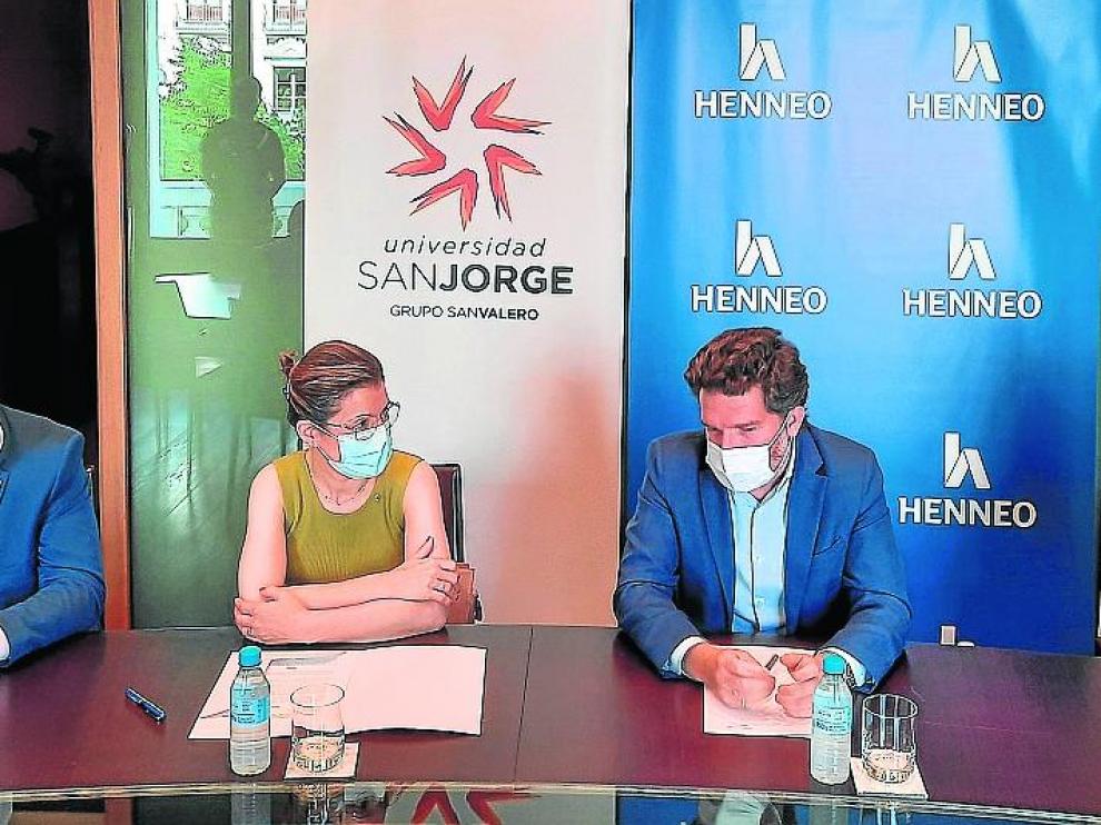 César Romero, Berta Sáez, Íñigo de Yarza y Sergio López, tras firmar el acuerdo