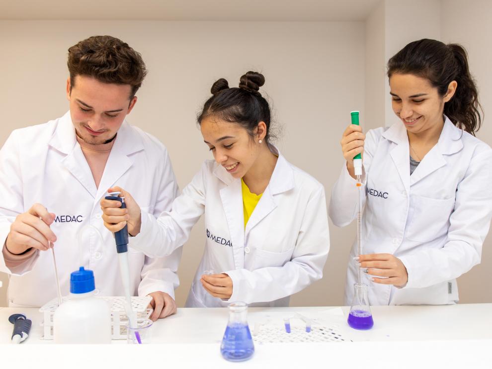 En el ámbito de los Ciclos Superiores, Medac apuesta por algunas de las especialidades más demandadas con las titulaciones de Higiene Bucodental, Laboratorio Clínico y Biomédico, Anatomía Patológica y Citodiagnóstico y Dietética.
