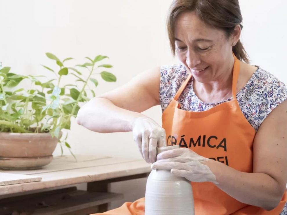 Carmen Igual, en su taller de cerámica Villa-Rubei de Villarroya de los Pinares.
