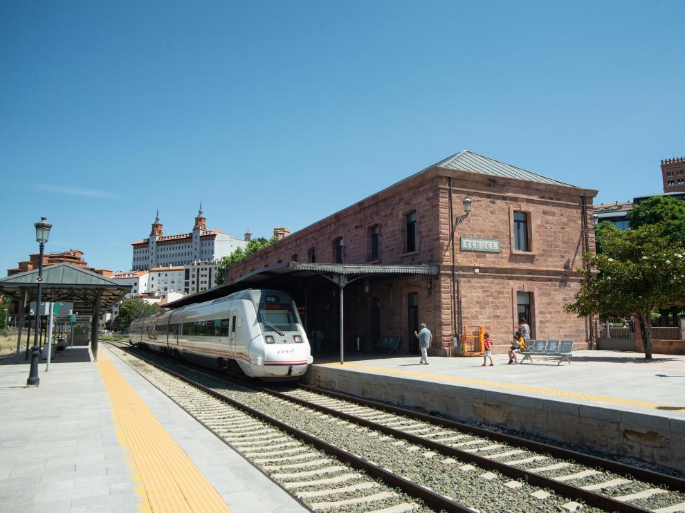 Un tren de viajeros entra en la estación de Teruel, cuya fachada no ha sufrido modificaciones importantes desde su puesta en marcha en 1901