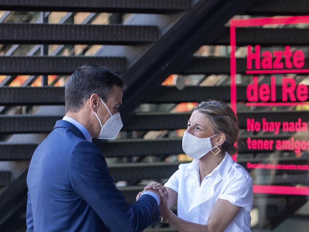 El presidente del Gobierno, Pedro Sánchez saluda a la vicepresidenta tercera y ministra de Trabajo y Economía Social, Yolanda Díaz (2i) en la Jornada sobre 'Los fondos europeos de recuperación: así va a cambiar España'.