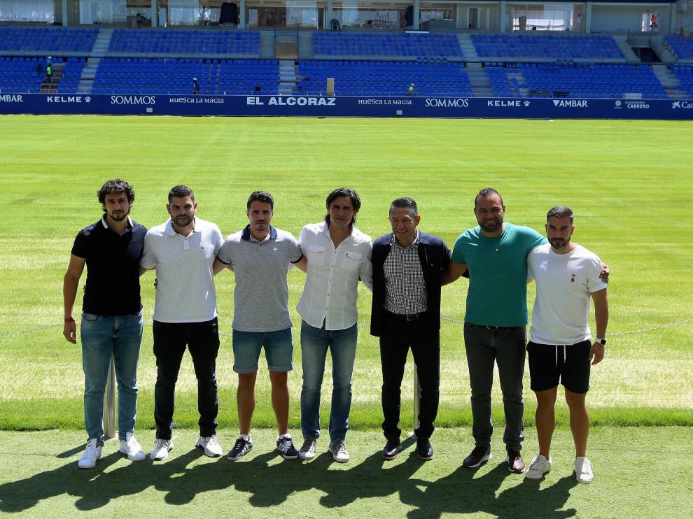 Nacho Ambriz, junto al resto del cuerpo técnico de la SD Huesca.
