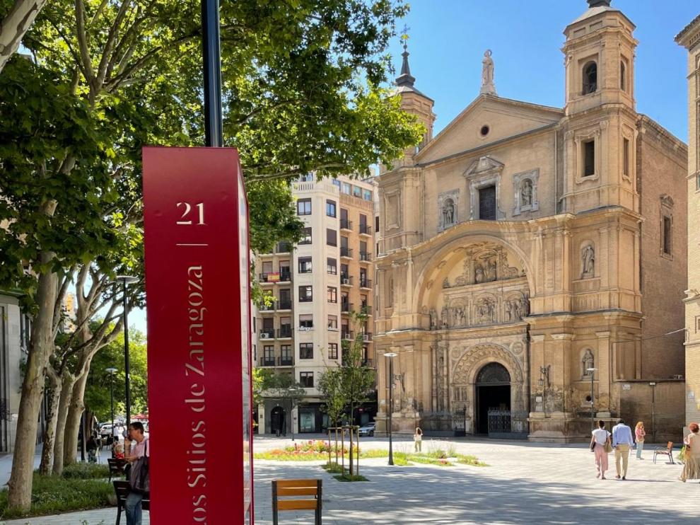 Poste informativo en la plaza de Santa Engracia.