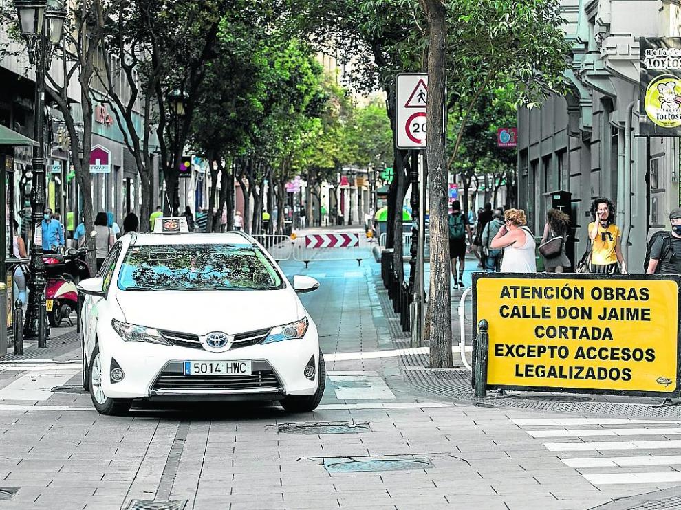 Un taxista da la vuelta en Don Jaime I al percatarse del corte de la calle, este lunes.