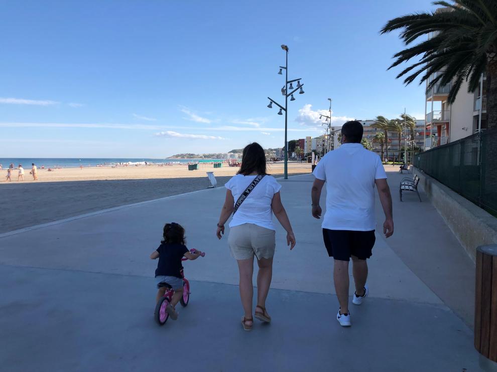 Fernando y Beatriz, con su hija Daniela en La Pineda.