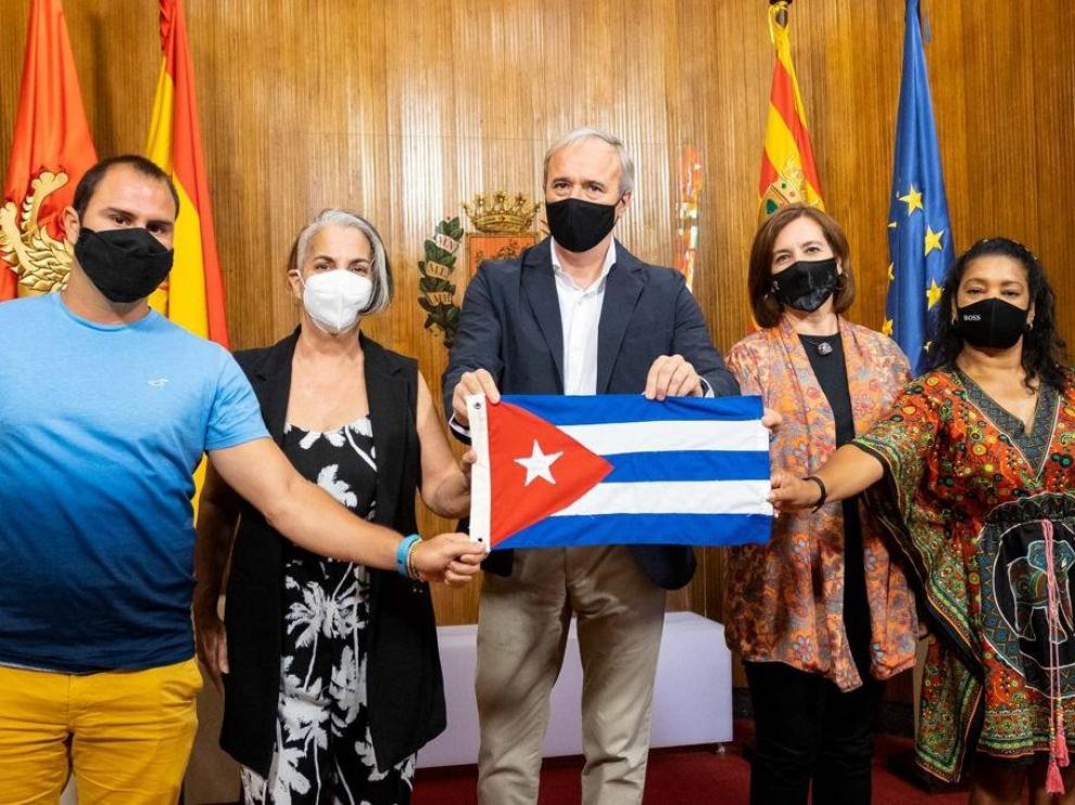 Encuentro del alcalde y la vicealcaldesa de Zaragoza con representes de la asociación Cubanos Libres en España.