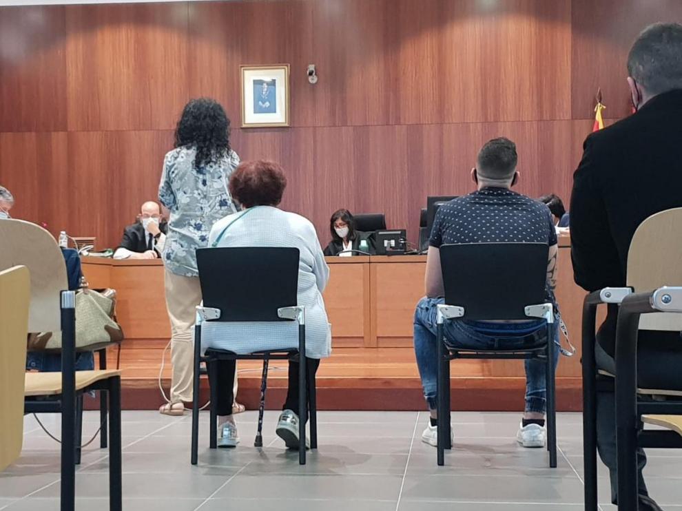Iván, a la derecha, junto a su madre y su hermana.