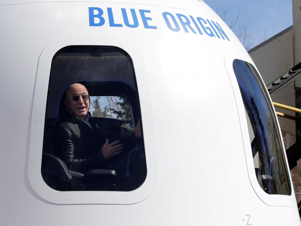 Jeff Bezos, en la cápsula espacial con la que quiere ir al espacio.