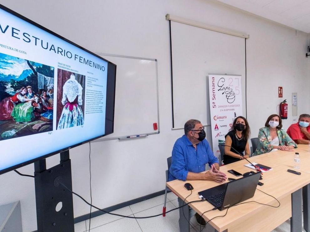 La vicealcaldesa, Sara Fernández (2d), el alcalde de Fuendetodos, Enrique Salueña (d), la jefa de servicio de Comercio y Turismo de Cámara Zaragoza, Natalia García (2i) y el gerente de DL Creativos, Felipe Díaz (i).