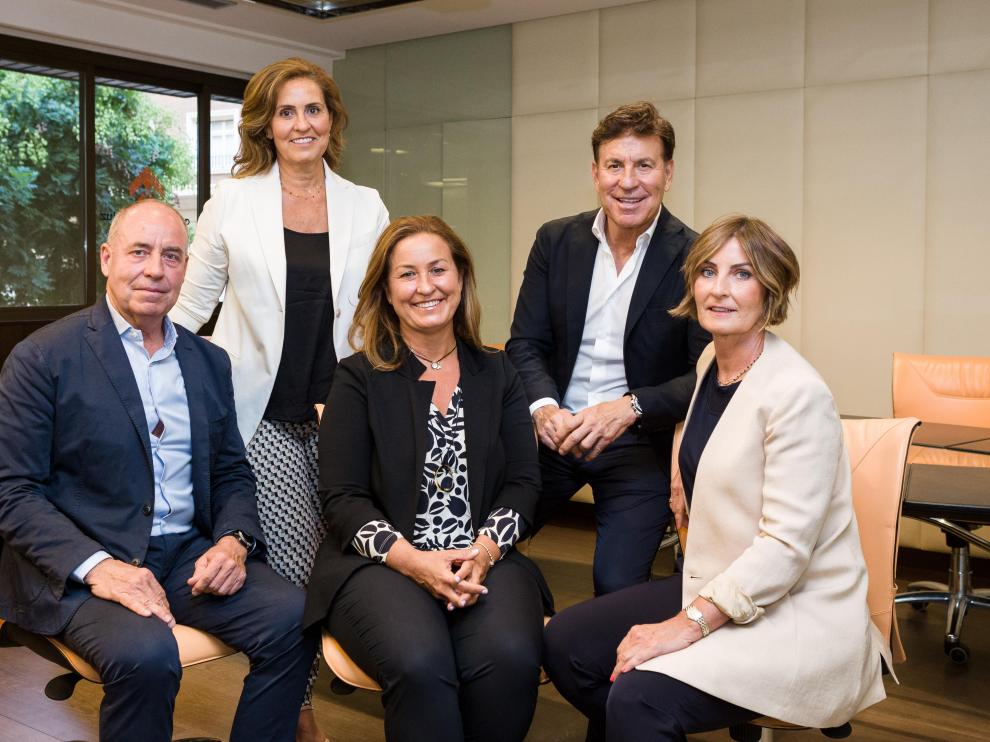 Los hermanos Castillo, en las instalaciones de la promotora inmobiliaria. Michel, el segundo por la derecha en la imagen.