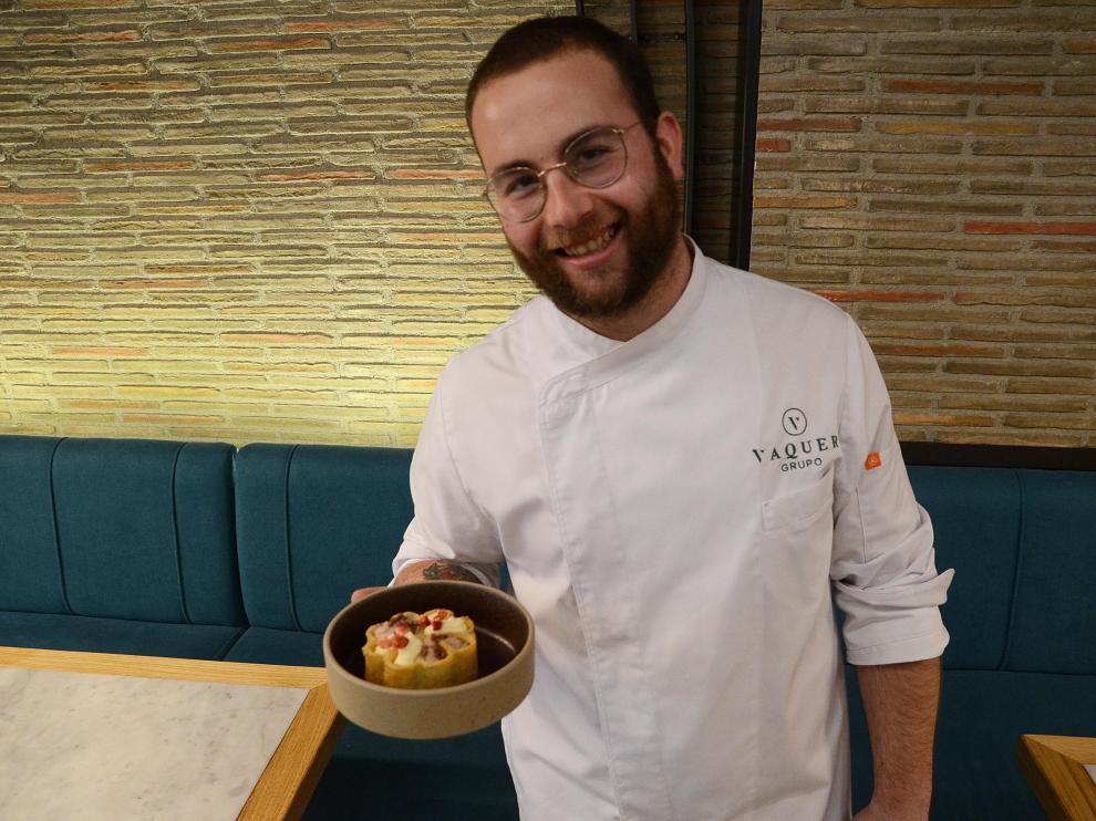 El cocinero Ángel Llop con el postre terminado en La Flor de Lis.