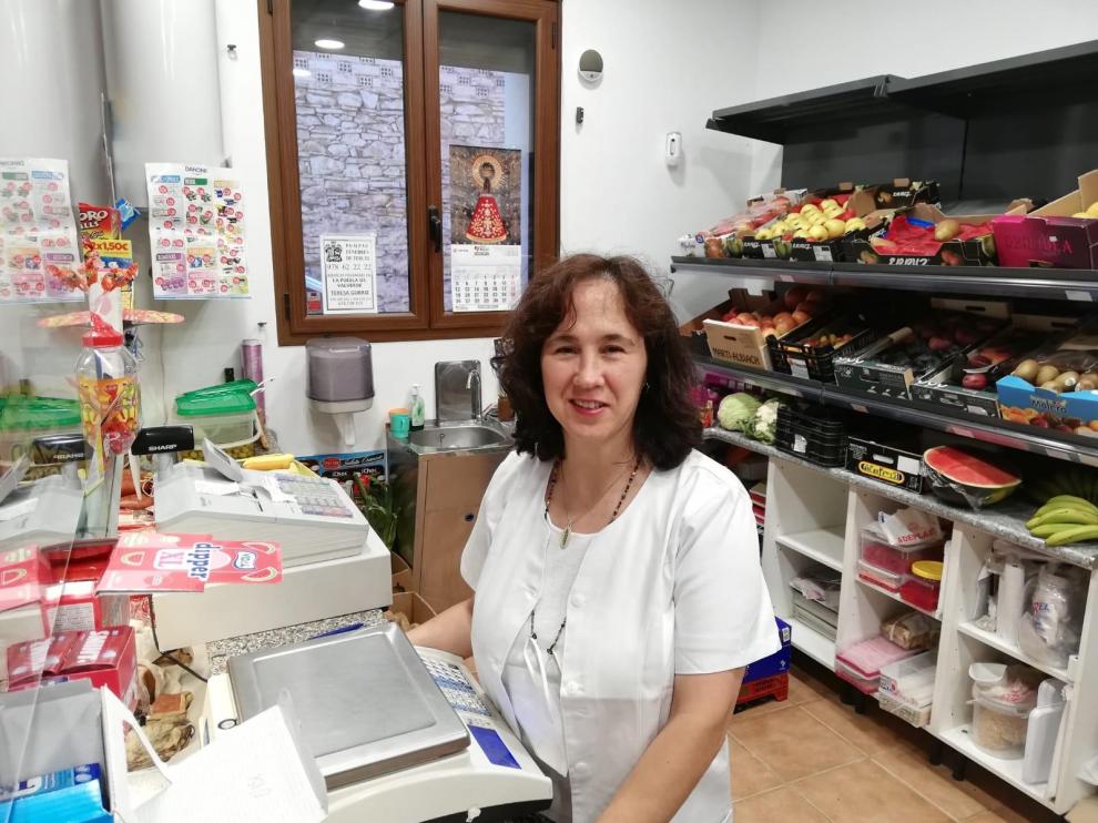 Teresa Górriz lleva la tienda de alimentación de La Puebla de Valverde desde hace 17 años.