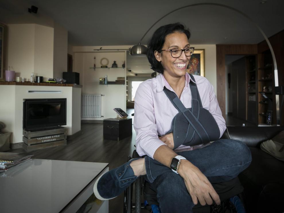 Teresa Perales, con el brazo lesionado, en su casa de Zaragoza.