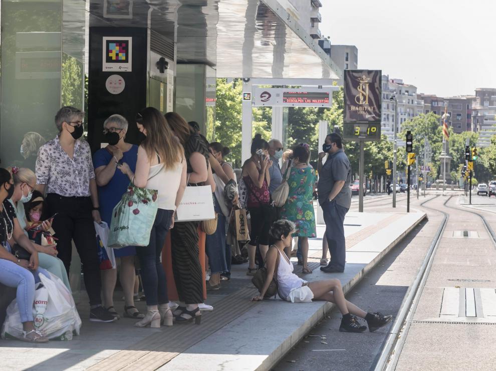 Aglomeraciones y hasta 20 minutos de espera por los paros parciales del tranvía de Zaragoza.
