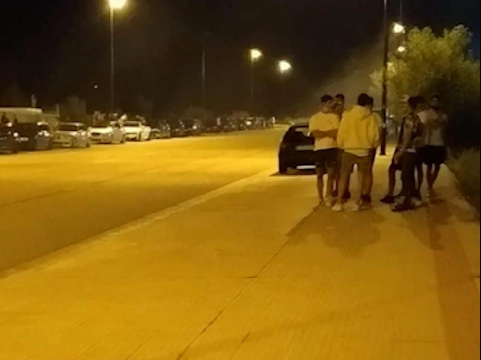 Asistentes a las carreras ilegales en un polígono industrial del barrio zaragozano de La Cartuja