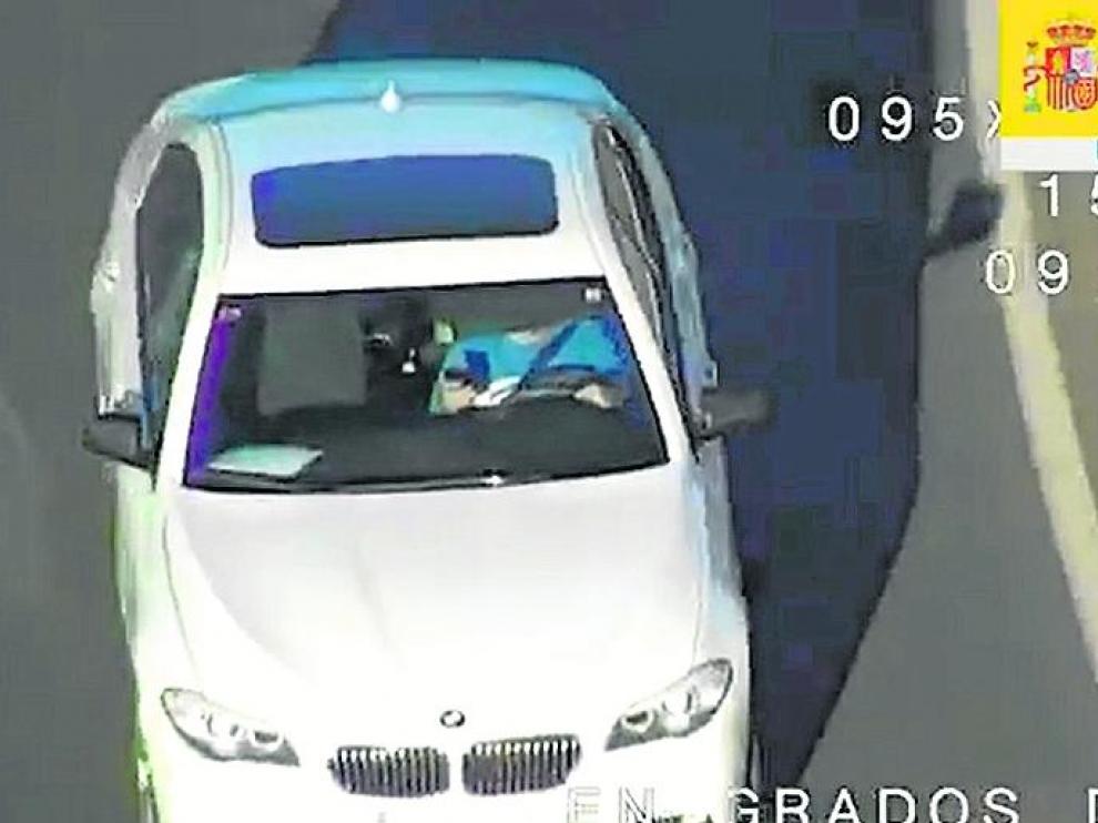 Imagen captada por un dron en la que un conductor emplea un teléfono móvil.