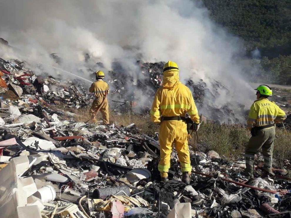 Incendio en el vertedero de residuos industriales de Sabiñánigo.