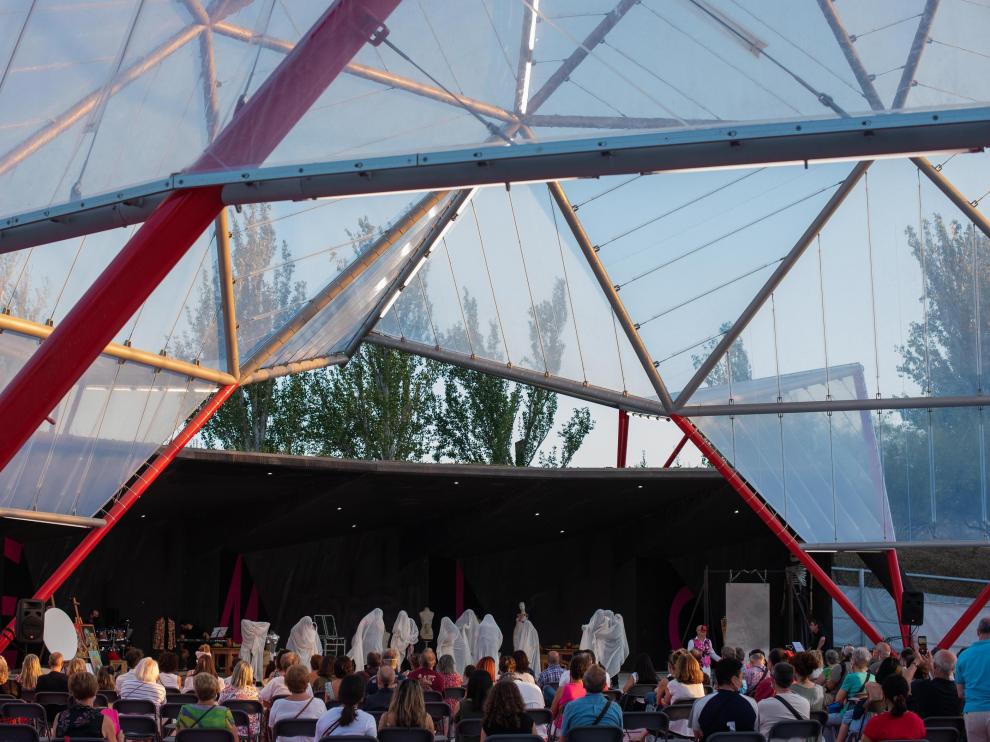 La instalación acogió su primera actividad cultural en una agradable noche.
