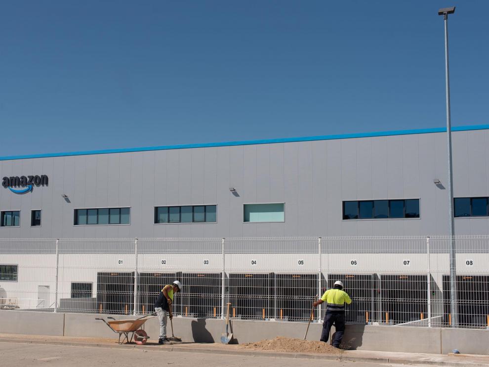 Exterior de la nave para reparto de última milla que ultima Amazon en Plaza con la intención de ponerla en servicio a la vuelta del verano.