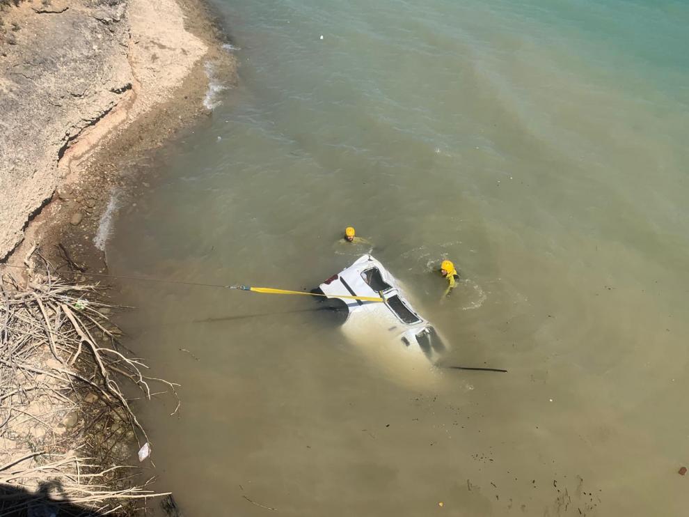 El vehículo quedó sumergido en el agua.