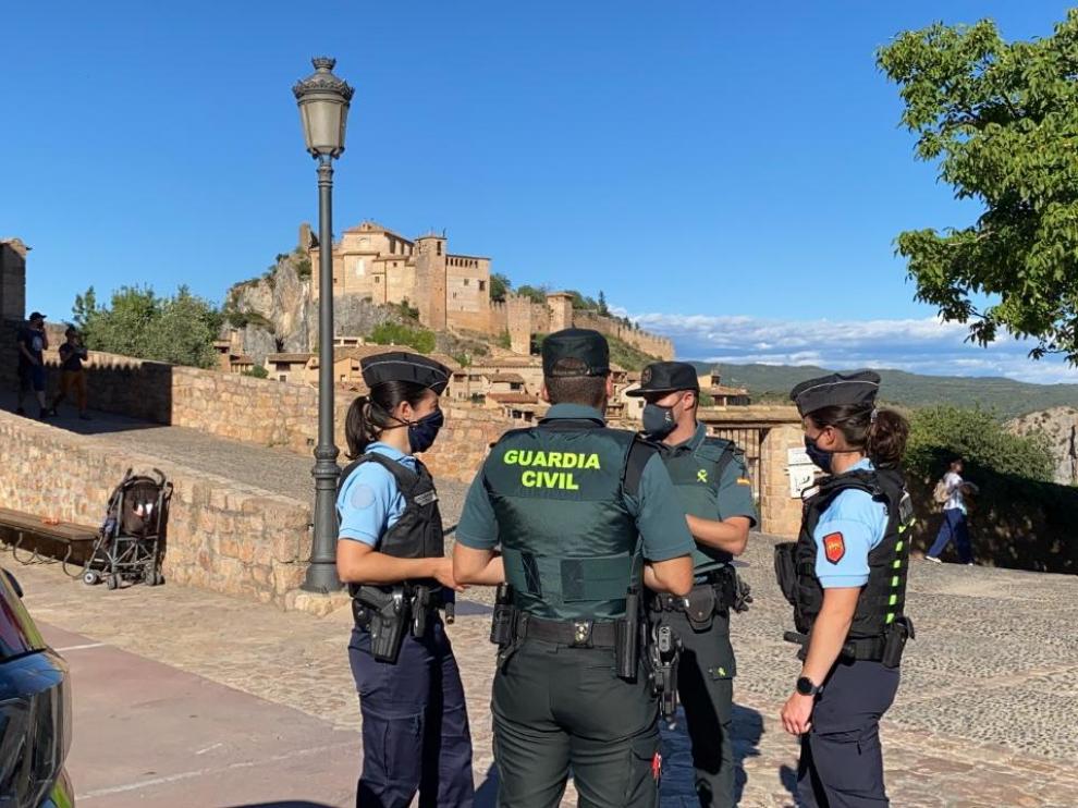 Agentes de los dos cuerpos patrullando por Alquézar.