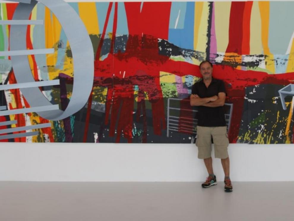 Paco Simón, ante una de las obras que presenta en Irlanda.