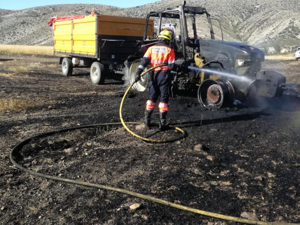 Un incendio quema dos hectáreas de cereal y un tractor en Fonfría (Teruel).