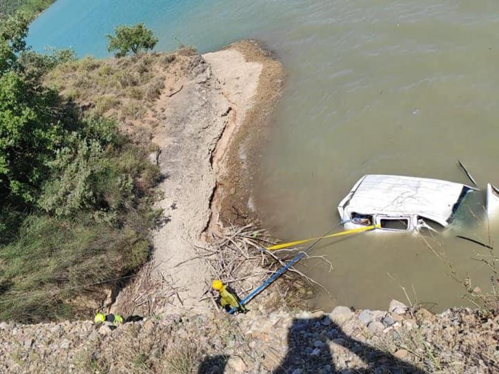 Una imagen tomada por Carlos Yubero cuando ya se estaba extrayendo el coche del pantano.