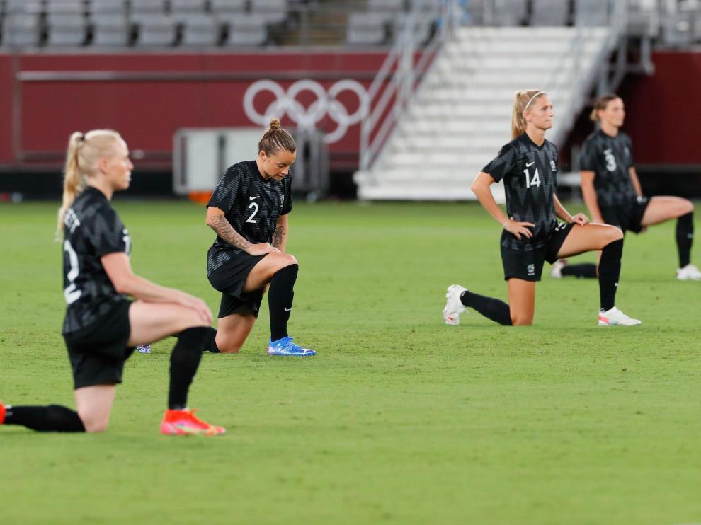 Jugadoras de Nueva Zelanda, rodilla en tierra antes de jugar contra Australia.