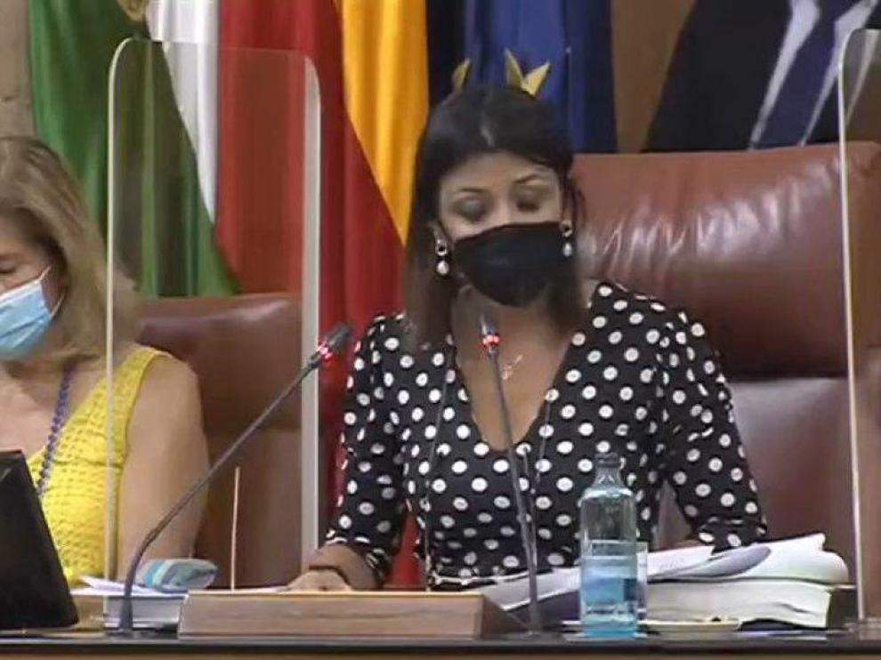 La presidenta del parlamento no ha podido evitar un grito al ver la rata.