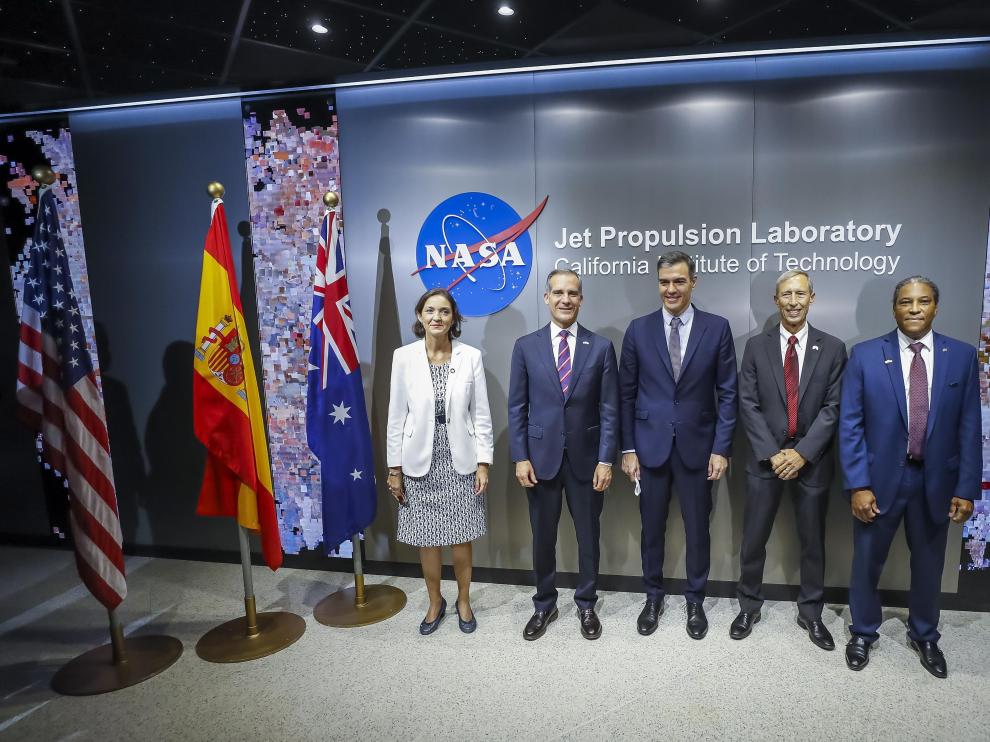Pedro Sánchez, con ingenieros de la NASA durante su visita